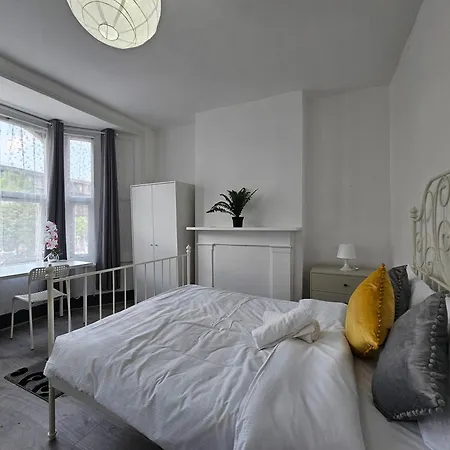 Family Room Near Queen Mary College